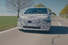 Dopo gli schizzi iniziali, la nuova Audi A2 e-tron appare ora nella vita reale con una pellicola mimetica durante i test drive su ghiaccio e neve nel nord della Svezia e nella galleria del vento.