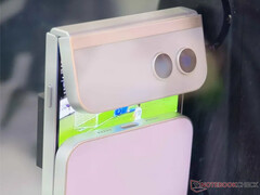 L'Asymmetric Flip è una strana interpretazione del fattore di forma a conchiglia. (Fonte: Notebookcheck)