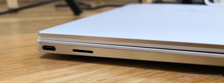 A sinistra: USB Type-C w/ DisplayPort + Thunderbolt 3, lettore MicroSD