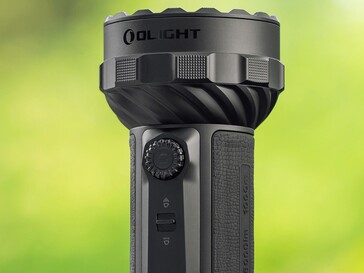 L’Olight Marauder 3 è controllato da una manopola rotante e da un selettore delle modalità di illuminazione.