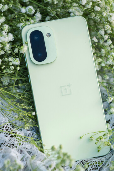 La colorazione Shadow Green del telefono (Fonte: OnePlus)