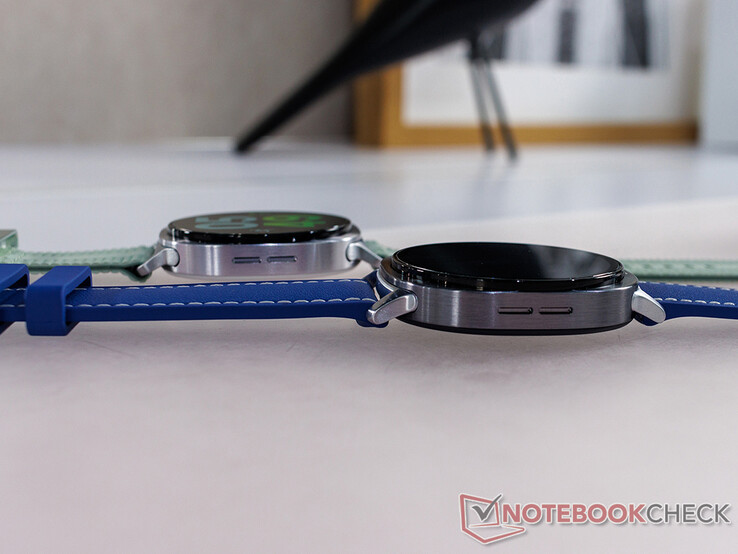 Samsung sostiene che il Watch 8 è più sottile dell'11% rispetto al predecessore. Nella foto: due dimensioni del Watch 8. (Fonte: Notebookcheck)