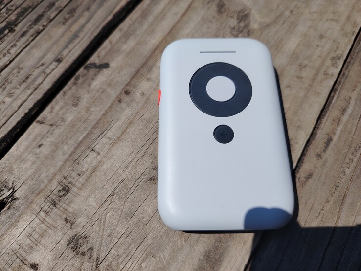 Il raggio agisce come un hub esterno, consentendo il casting wireless, l'ingresso HDMI e le funzioni di stabilizzazione dello schermo per i dispositivi compatibili. (Fonte: Darryl Linington - Notebookcheck)