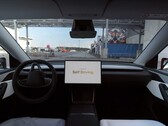 Una Tesla che guida autonomamente fino al parcheggio di Giga Berlin (Fonte: Tesla on X)