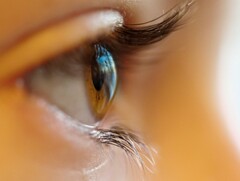 Le lenti a contatto morbide sbloccano la visione diretta nel vicino infrarosso. Nella foto: Un occhio umano - immagine stock. (Fonte: Adrian Gordon, Unsplash)