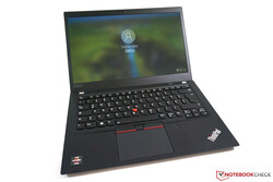 Test del Lenovo ThinkPad T495s. I due dispositivi sono stati forniti da Lenovo Campus Point.