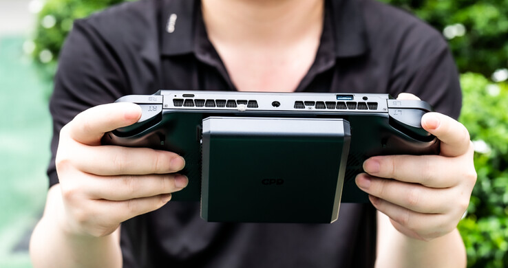 Il GPD Win 5 con la batteria esterna collegata. (Fonte: GPD)
