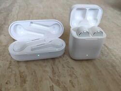 Uno sguardo aFreeBuds Lite & Mi AirDots Pro in ricarica nelle rispettive basi