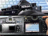 Le immagini della prossima Nikon Zf confermano un design di ispirazione retrò con una buona dose di controlli analogici. (Fonte: Nikon Rumors)
