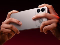 Sarebbe difficile non bloccare le prese d'aria della ventola di raffreddamento mentre si tiene in mano il Redmi K90 Max (nella foto)