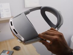 Cuffie Samsung Galaxy XR. (Fonte immagine: MKBHD su YouTube, screenshot)