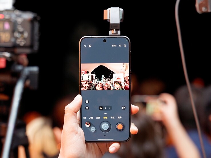 Il telefono robot Honor ha un sensore primario da 200 MP ad altissima risoluzione.