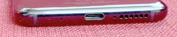 Lato inferiore: saltoparlante, microfono, porta USB tipo C, microfono