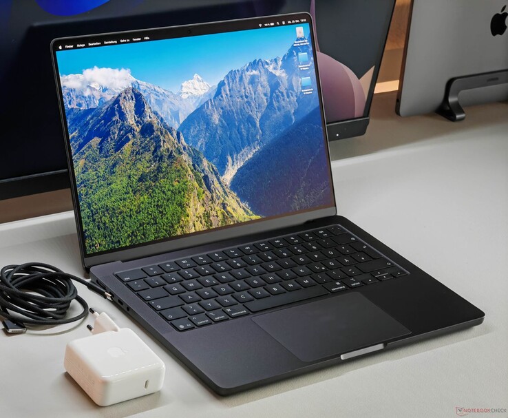 Apple MacBook Pro con chip M5 su una scrivania insieme al caricabatterie e al cavo. (Fonte: Notebookcheck)