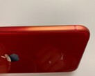 L'iPhone SE 2 rosso sbiadito (PRODUCT) RED della moglie di Ben Geskin. (Immagine: @BenGeskin)