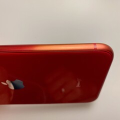 L'iPhone SE 2 rosso sbiadito (PRODUCT) RED della moglie di Ben Geskin. (Immagine: @BenGeskin)