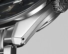 Vista laterale del Grand Seiko SBGA531 che mostra la cassa in acciaio inossidabile da 40 mm, la corona e le superfici lucidate e spazzolate.