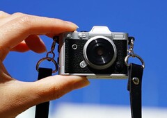 La fotocamera retrò Haru Mini è altrettanto minuscola come la Kodak Charmera