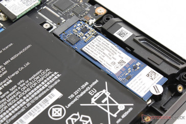 Drive Intel Optane M.2. Si noti l'adesivo Lenovo che potrebbe avere un impatto sulla garanzia se strappato.