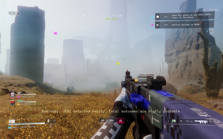 La nebbia ricopre un tratto roccioso del Perimetro, mentre l'HUD di Marathon tiene traccia degli obiettivi della fazione e delle minacce UESC nelle vicinanze durante una corsa dal vivo.