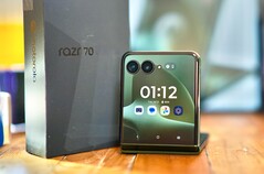 Il display esterno è lo stesso del Razr Ultra 2026; per il resto, il Razr Plus 2026 presenta alcune semplificazioni per mantenere il prezzo più basso.