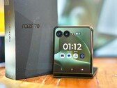 Il display esterno è lo stesso del Razr Ultra 2026; per il resto, il Razr Plus 2026 presenta alcune semplificazioni per mantenere il prezzo più basso.