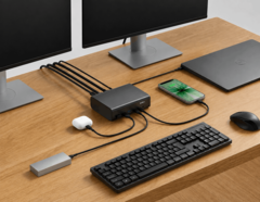 Dock Belkin 12-in-1 collegato a un laptop, a due monitor e ad altre periferiche in una configurazione da scrivania