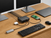 Dock Belkin 12-in-1 collegato a un laptop, a due monitor e ad altre periferiche in una configurazione da scrivania