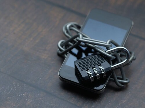 Smartphone con lucchetto a catena