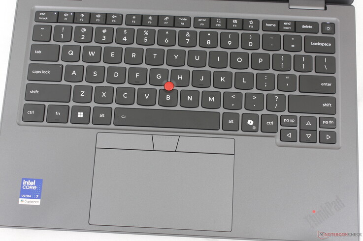Tastiera confortevole con corsa dei tasti di 1,5 mm e un clickpad leggermente più grande rispetto a quello del ThinkPad X1 2-in-1 Gen 10 (12 x 6,5 cm contro 12 x 5,6 cm)