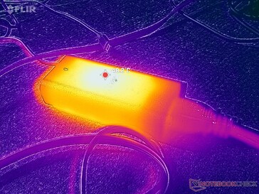 L'adattatore di corrente raggiunge una temperatura superiore a 48 °C quando è sottoposto a carichi elevati