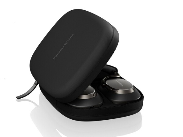 Il Bowers & Wilkins Px8 S2 è dotato di una custodia per il trasporto. (Fonte: Bowers & Wilkins)
