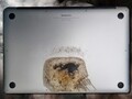 Questo portatile Apple MacBook Pro 15 ha inaspettatamente preso fuoco mentre il proprietario stava dormendo. (Fonte immagine: u/Squeezieful/Unsplash - modificato)