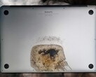 Questo portatile Apple MacBook Pro 15 ha inaspettatamente preso fuoco mentre il proprietario stava dormendo. (Fonte immagine: u/Squeezieful/Unsplash - modificato)