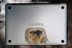 Questo portatile Apple MacBook Pro 15 ha inaspettatamente preso fuoco mentre il proprietario stava dormendo. (Fonte immagine: u/Squeezieful/Unsplash - modificato)