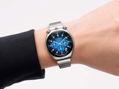 Un Citizen Tsuno Chronograph con quadrante blu sfumato e bracciale in acciaio inossidabile, indossato al polso su sfondo bianco.