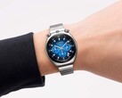 Un Citizen Tsuno Chronograph con quadrante blu sfumato e bracciale in acciaio inossidabile, indossato al polso su sfondo bianco.