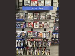 Una corsia di GameStop piena di giochi per PS3 in formato fisico