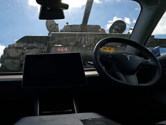 Il carro armato Sherman che scavalca una Tesla Model 3. (Fonte immagine: LBD/YT)