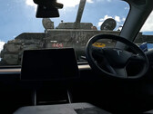 Il carro armato Sherman che scavalca una Tesla Model 3. (Fonte immagine: LBD/YT)