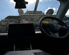 Il carro armato Sherman che scavalca una Tesla Model 3. (Fonte immagine: LBD/YT)