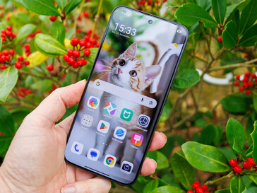 All'aperto, sotto un cielo nuvoloso