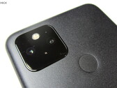 A quanto pare, gli spazi vuoti tra il display e il telaio del Pixel 5 sono una "parte normale" del design dello smartphone. (Fonte immagine: Notebookcheck)