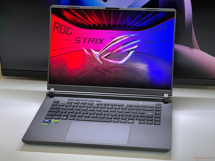 Asus ROG Strix G16 G615 recensito da Notebookcheck