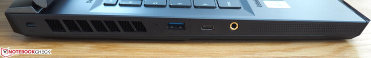 Lato sinistro: Kensington lock, USB-A 3.1 Gen 2, USB-C 3.2 Gen 2x2, jack da 3.5 mm