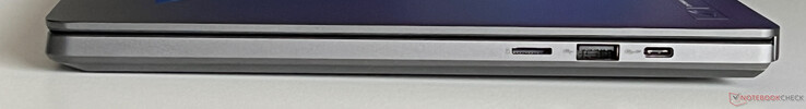 A destra: lettore di schede microSD, USB-A 3.2 Gen 2 (10 Gbit/s), USB-C 3.2 Gen 2 (10 GBit/s, DisplayPort 1.4, G-Sync)