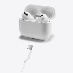 Apple potrebbe presentare gli AirPods che si ricaricano tramite USB-C all&#039;evento del 12 settembre. (Immagine via Apple con modifiche)