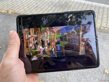 Utilizzo del Galaxy Fold all'aperto in ombra