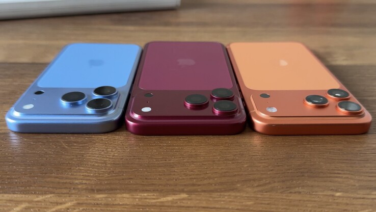 In un confronto diretto tra un prototipo di iPhone 18 Pro Max e l’iPhone 17 Pro Max, spicca il modulo fotocamera più spessore.
