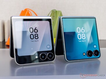 Galaxy Z Flip 7 FE (L) e Flip 7 (R) affiancati ((fonte immagine: Notebookcheck)